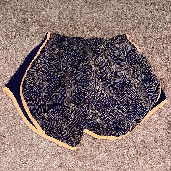 Women’s Nike shorts - Picture 2 of 2